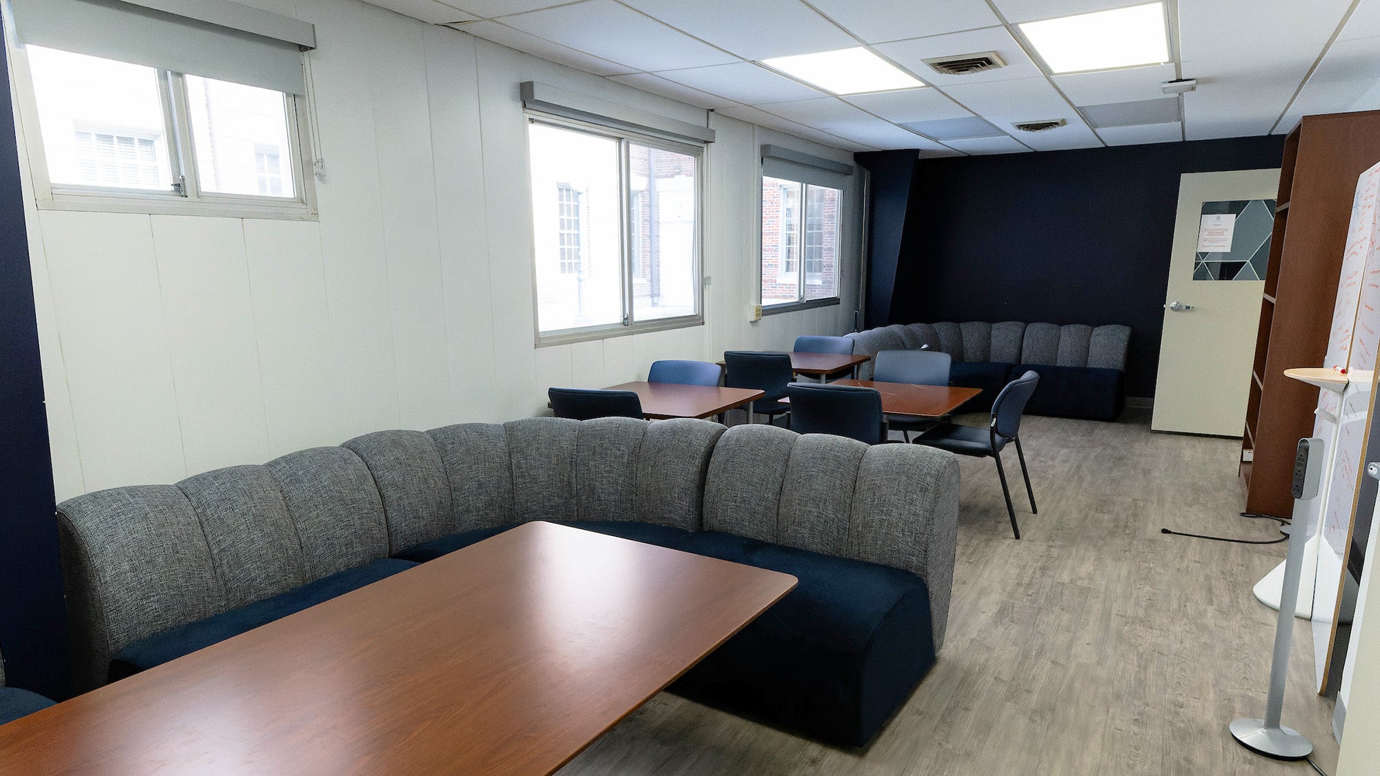 Annex study space with large curving couches and tables 